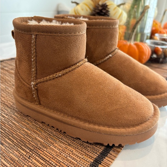 Classic Kids Faux Fur Lined Snow Boot 7C - Picture 3 of 7